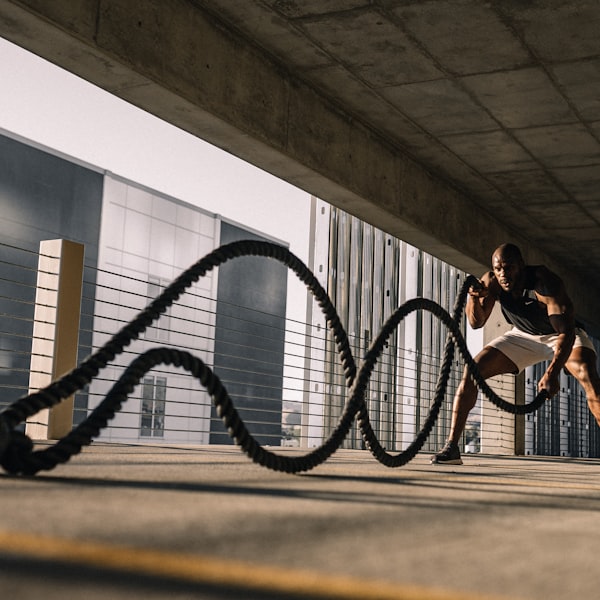 著名足球运动员在训练中专注地练习任意球，眼神坚定